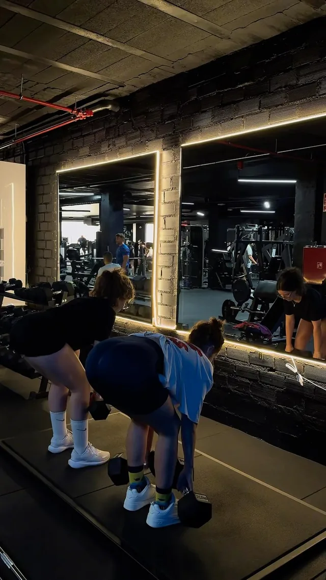Entrenamiento con mancuernas en la sala de CrossElite