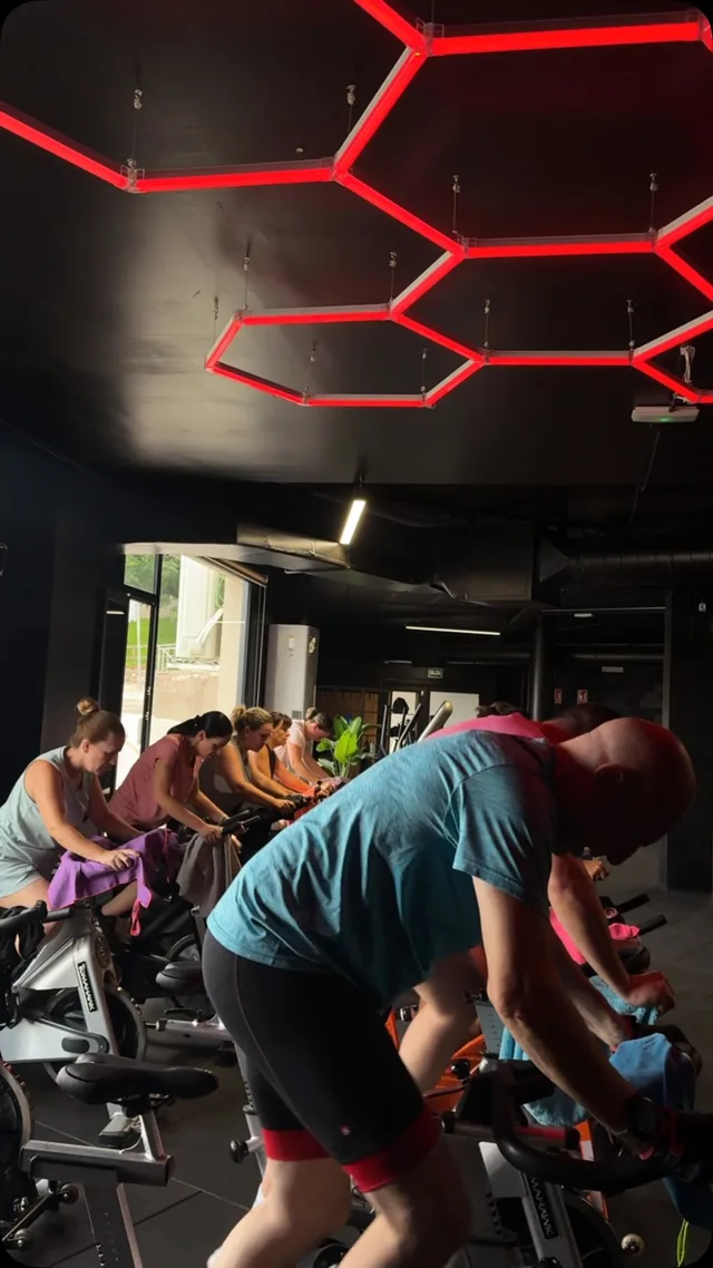 Zona de ciclo indoor de CrossElite en funcionamiento